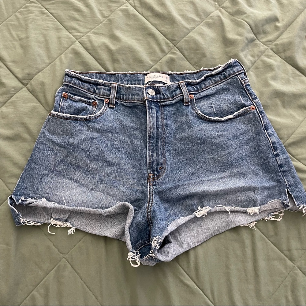 Abercrombie Curve Love Cutoff Short
